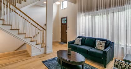 Stylish 3 bedroom Town Home at shops at