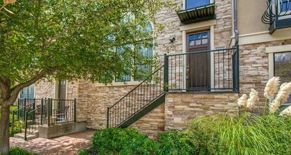 Stylish 3 bedroom Town Home at shops at