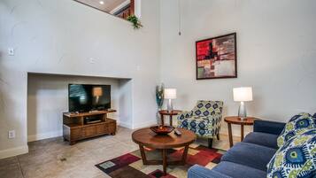 Casa de ciudad urbana | Área de sala de estar | Televisión LCD de 40 pulgadas con canales por cable y televisión