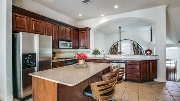 Casa de ciudad urbana | Cocina privada | Refrigerador con congelador, microondas, horno y lavavajillas