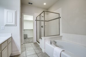 Townhouse Kota | Kamar mandi | Bathtub dan shower terpisah dan perlengkapan mandi gratis