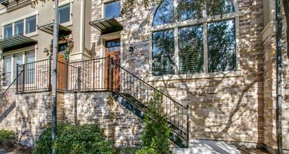 Beautifully furnished TownHome at shops