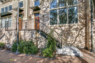 Beautifully furnished TownHome at shops