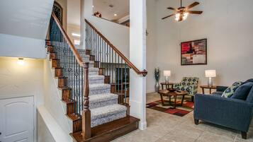 Casa de ciudad urbana | Área de sala de estar | Televisión LCD de 40 pulgadas con canales por cable y televisión