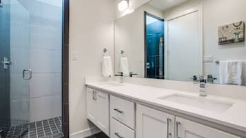 Townhouse Kota | Kamar mandi | Bathtub dan shower terpisah dan perlengkapan mandi gratis