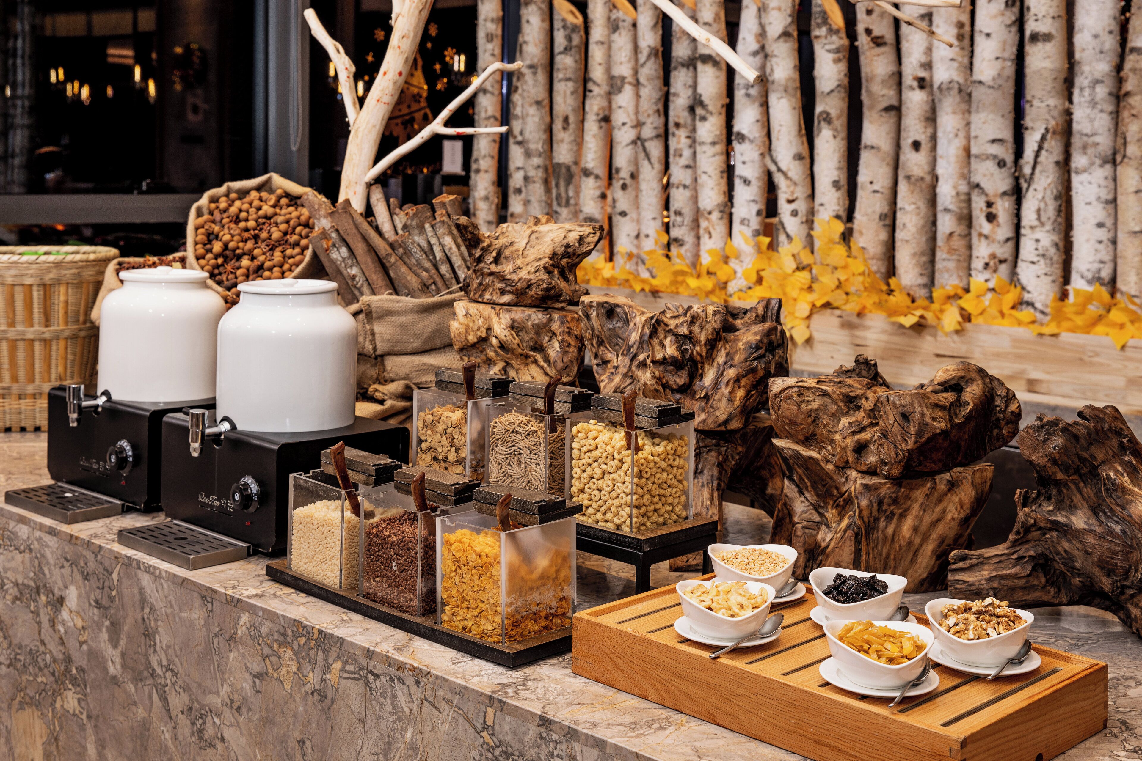 daily buffet breakfast (cny 98 per person)