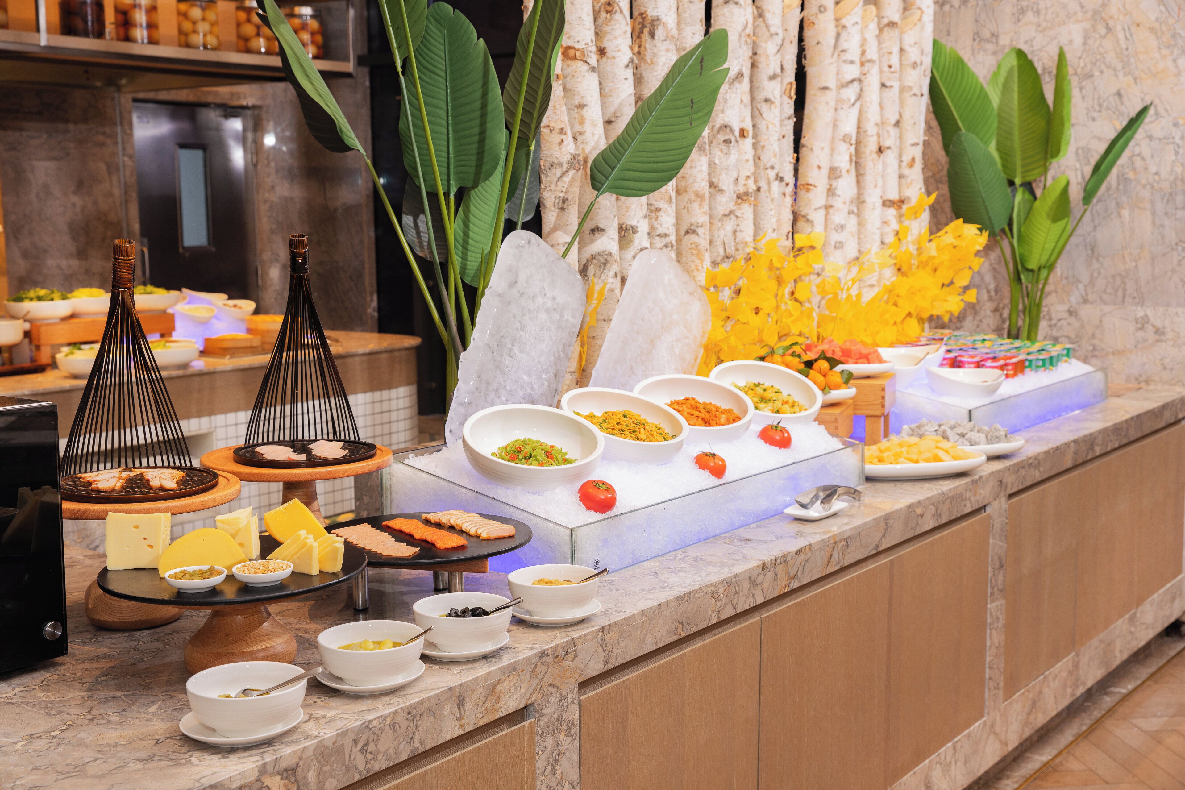 daily buffet breakfast (cny 98 per person)