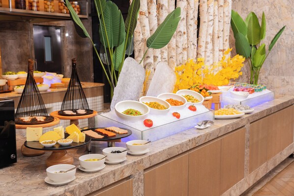 A buffet with various food items and a coffee machine. - Holiday Inn Guiyang City Center by IHG (Guiyang)