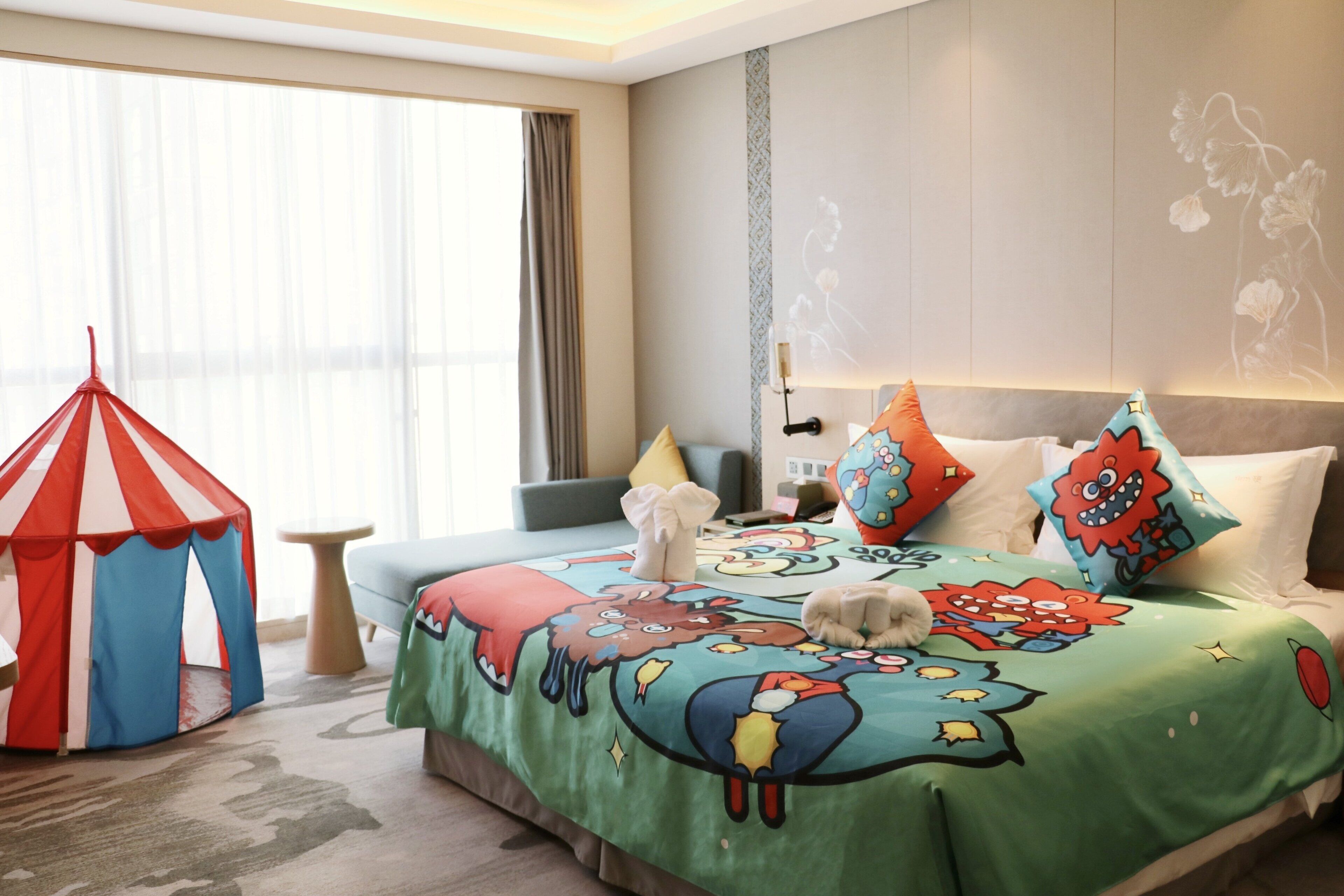 Premium bedding, down comforters, minibar, desk