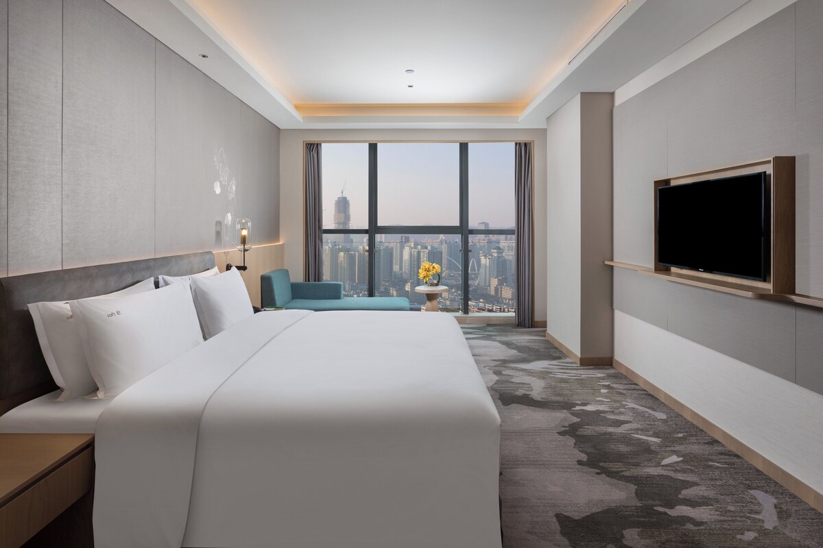 Premium bedding, down duvets, minibar, desk