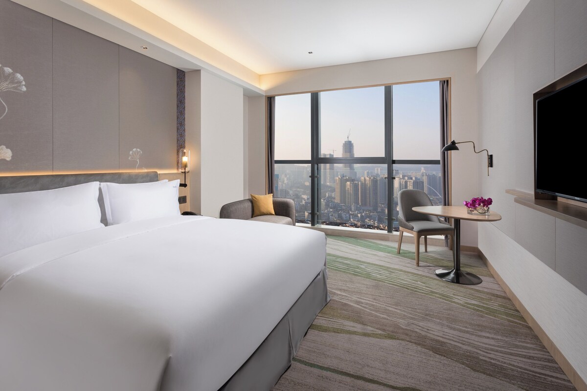 Premium bedding, down duvets, minibar, desk