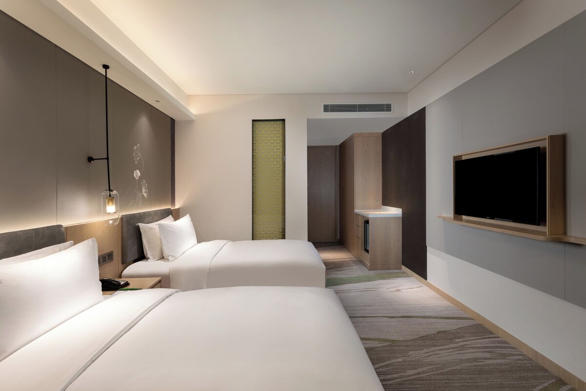 Premium bedding, down duvets, minibar, desk