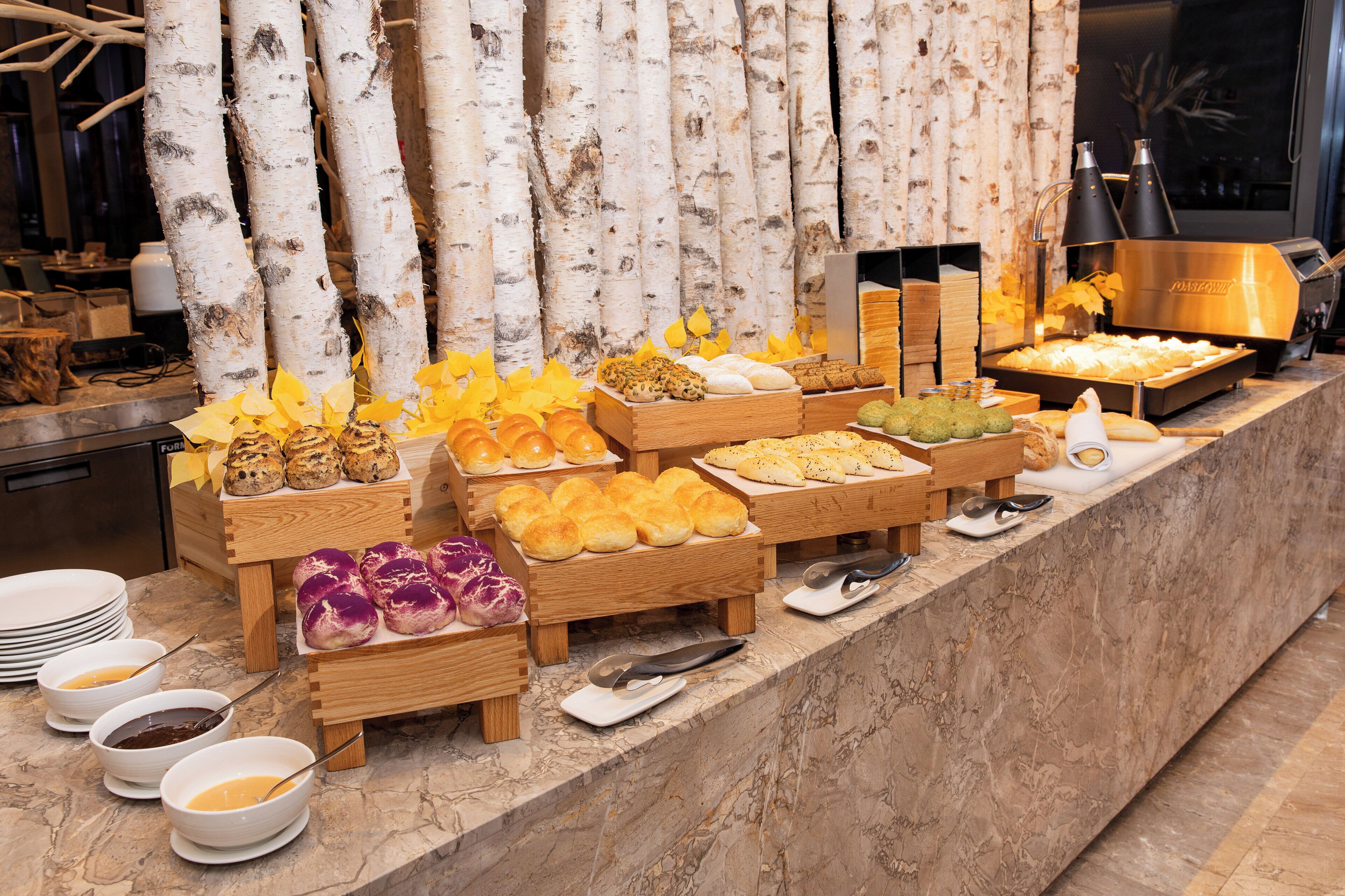 daily buffet breakfast (cny 98 per person)