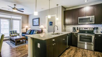 City Apartment | Private kitchen | Full-sized fridge, microwave, oven, dishwasher