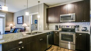 City Apartment | Private kitchen | Full-sized fridge, microwave, oven, dishwasher
