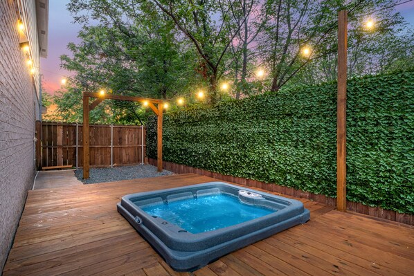Outdoor spa tub - 4BR ModernHome w/ Pool & Jacuzzi (Dallas)