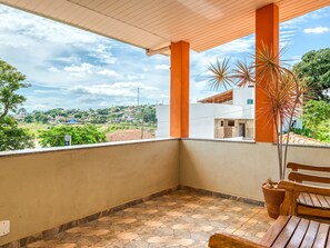 Frigobar, ferros/tábuas de passar roupa, roupa de cama