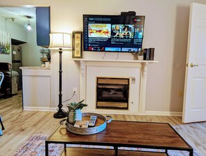 Smart TV, fireplace, Netflix, streaming services - DOWNTOWN GATLINBURG CONDO★ GREAT SMOKY MOUNTAINS★ANAKEESTA★POOL (Gatlinburg)