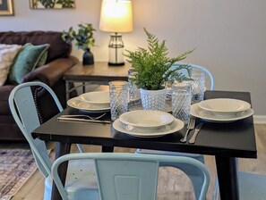 Dining - DOWNTOWN GATLINBURG CONDO★ GREAT SMOKY MOUNTAINS★ANAKEESTA★POOL (Gatlinburg)