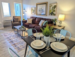 Una Smart TV, una chimenea, Netflix, servicios de streaming