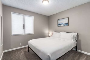 6 bedrooms, desk, iron/ironing board, travel cot