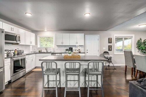 Spacious Valley Home  I  Perfect for Families