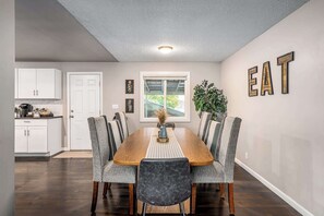 Dining - Spacious Valley Home  I  Perfect for Families! (Spokane Valley)