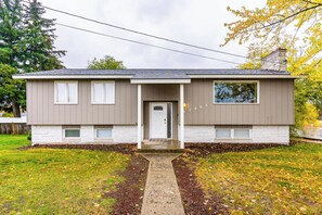 Exterior - Spacious Valley Home  I  Perfect for Families! (Spokane Valley)