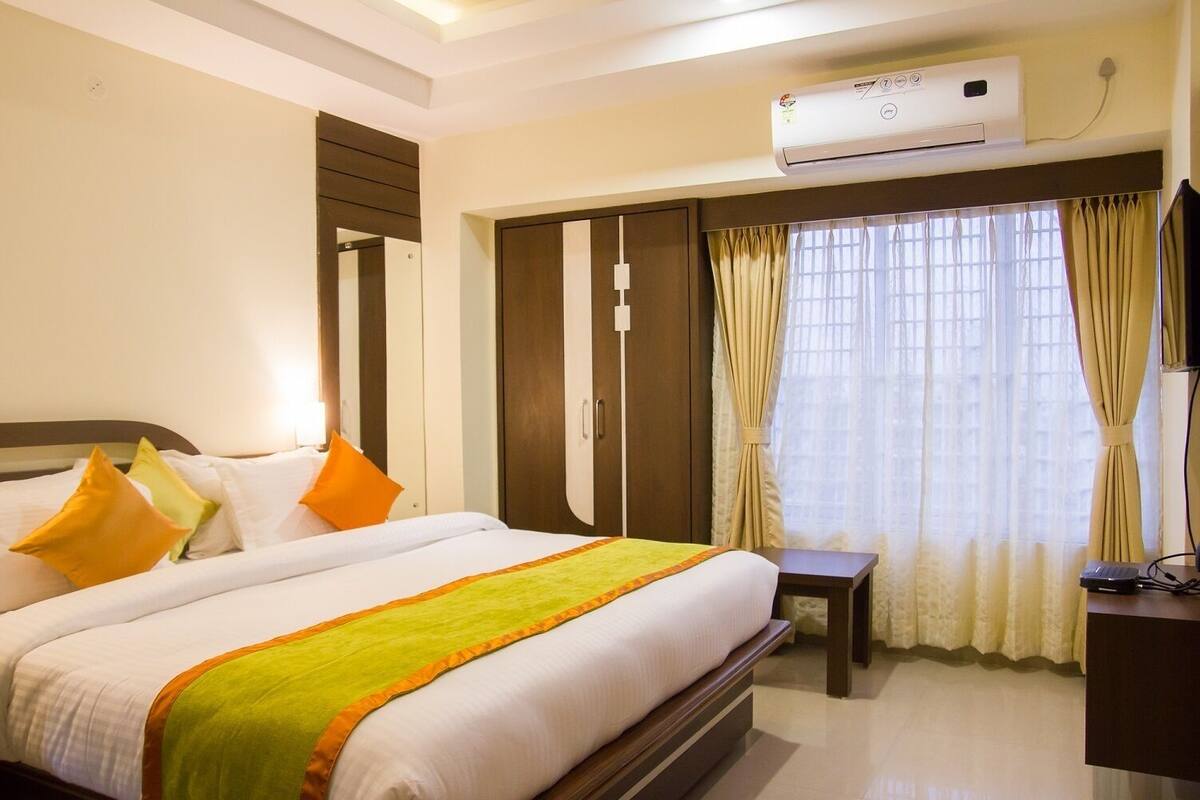 Premium bedding, pillow-top beds, minibar, in-room safe