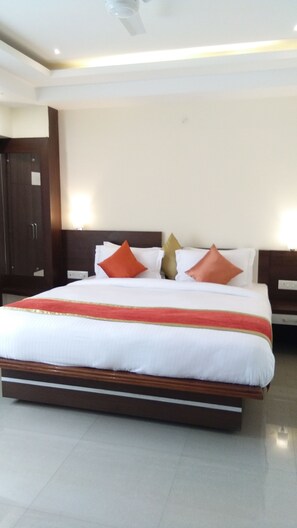 Deluxe Double Room, 1 Bedroom, Non Smoking, River View | Premium bedding, pillow-top beds, minibar, in-room safe