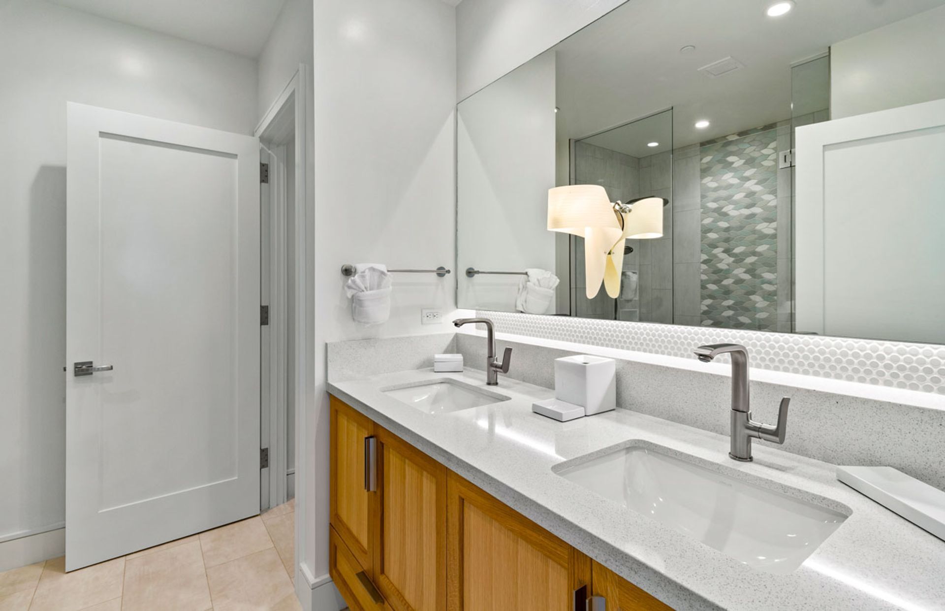 Combined shower/tub, hair dryer, towels