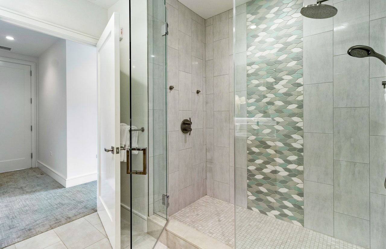 Combined shower/tub, hair dryer, towels