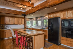 Huis, meerdere bedden, bubbelbad | Privékeuken | Een koelkast, een magnetron, een kookplaat, een vaatwasser