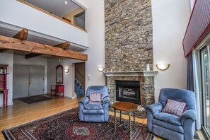 House, Multiple Beds, Jetted Tub | Living room | Fireplace - Lakeside Paradise (Oakland)