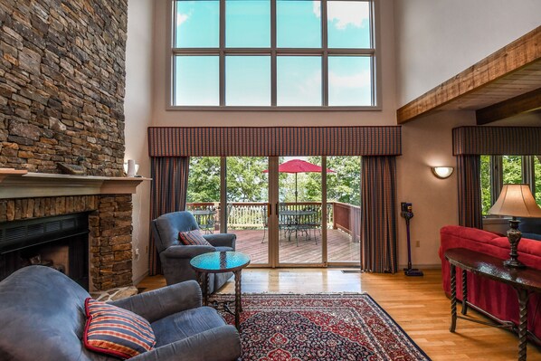 House, Multiple Beds, Jetted Tub | Living room | Fireplace - Lakeside Paradise (Oakland)