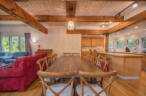 Huis, meerdere bedden, bubbelbad | Privékeuken | Een koelkast, een magnetron, een kookplaat, een vaatwasser