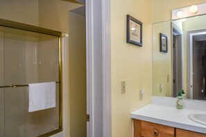 Maison, Plusieurs lits, baignoire à jets | Salle de bain | Serviettes fournies