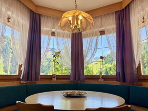 Deluxe appartement, 2 slaapkamers (Silvia) | Woonruimte | Flatscreentelevisie