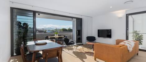 Departamento Premium, 2 habitaciones, balcón | Área de sala de estar | Televisión de pantalla plana de 50 pulgadas con canales digitales