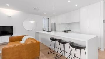 Premium-Apartment, 3 Schlafzimmer, Balkon | Wohnbereich | 50-Zoll-Flachbildfernseher mit Digitalempfang, Smart-TV