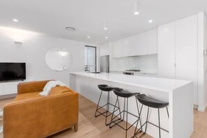 Apartemen Premium, 3 kamar tidur, balkon | Area keluarga | Televisi layar datar 50-inci dengan saluran TV digital dan Smart TV