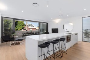 Apartemen Premium, 3 kamar tidur, balkon | Dapur pribadi | Lemari es besar, microwave, oven, dan kompor