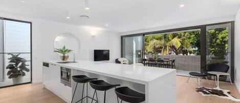 Appartement Signature, 3 chambres, balcon | Cuisine privée | Grand réfrigérateur, micro-ondes, four, plaque de cuisson