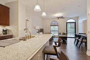 Suite ejecutiva, 2 habitaciones, para no fumadores, acceso a la alberca | Ćrea de sala de estar | Televisión de pantalla plana