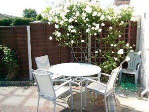 House | Living area | 30-inch TV with digital channels - 3-bedroom Victorian House With Superfast Wi-fi (Sittingbourne)