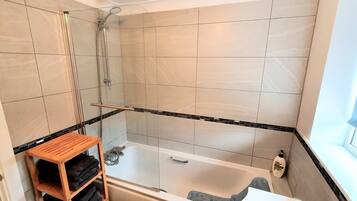 House | Bathroom | Combined shower/bathtub, deep-soaking bathtub, hair dryer, towels