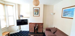 House | Living room | 30-inch TV with digital channels - 3-bedroom Victorian House With Superfast Wi-fi (Sittingbourne)