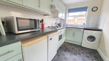 House | Private kitchen | Fridge, microwave, oven, stovetop