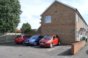 House | Parking | Free self parking - 2-bedroom House Near Town With Superfast Wi-fi (Sittingbourne)