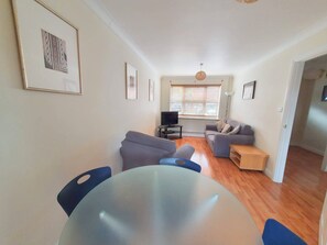 House | Dining - 2-bedroom House Near Town With Superfast Wi-fi (Sittingbourne)